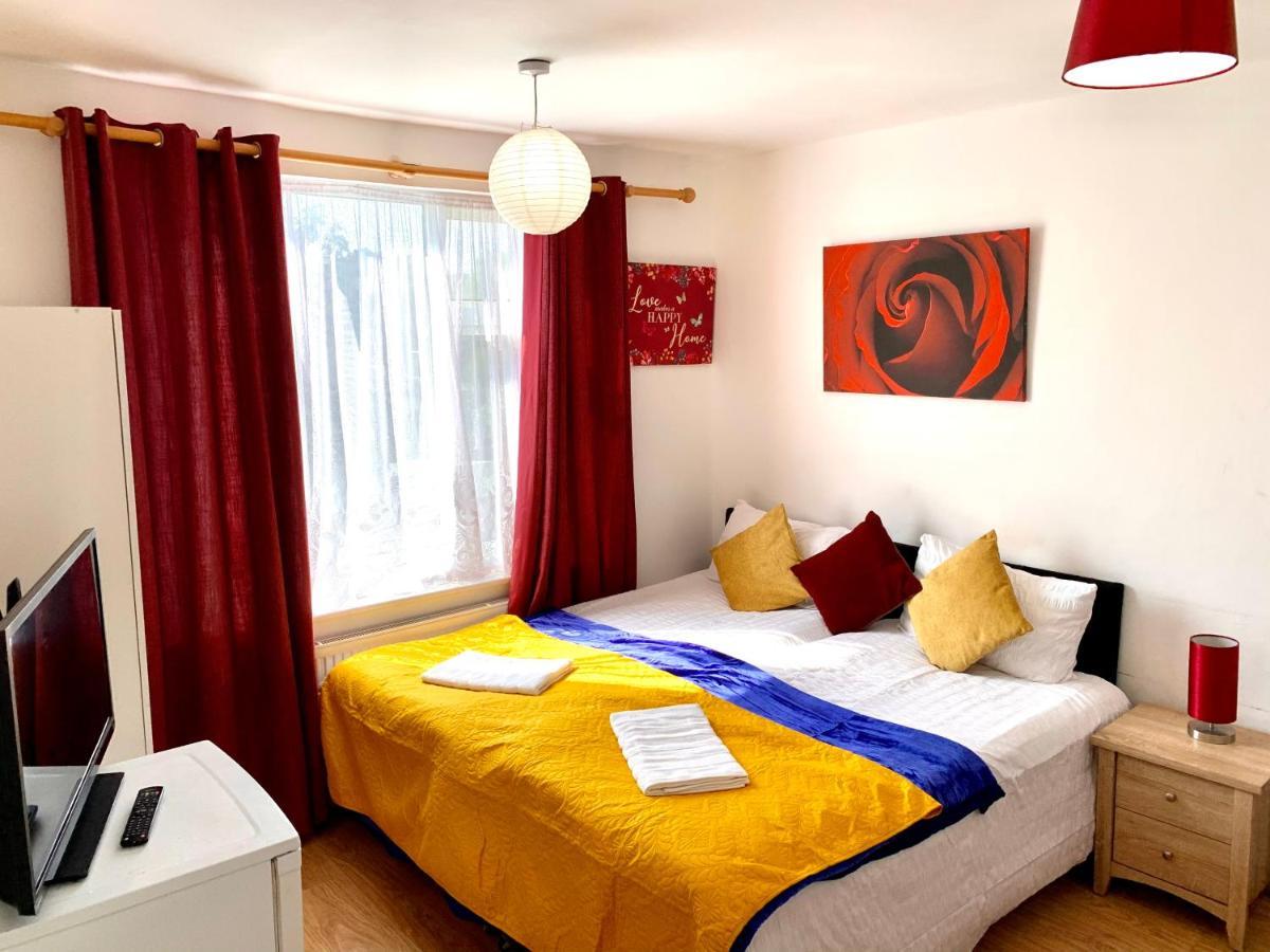 Studio Apartment, Private Bathroom And Parking Ίλφορντ Εξωτερικό φωτογραφία