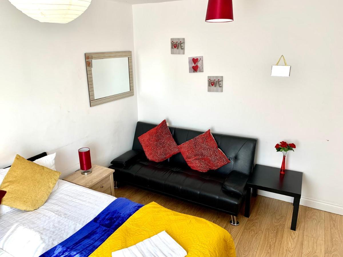 Studio Apartment, Private Bathroom And Parking Ίλφορντ Εξωτερικό φωτογραφία