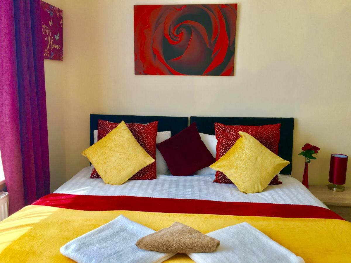Studio Apartment, Private Bathroom And Parking Ίλφορντ Εξωτερικό φωτογραφία