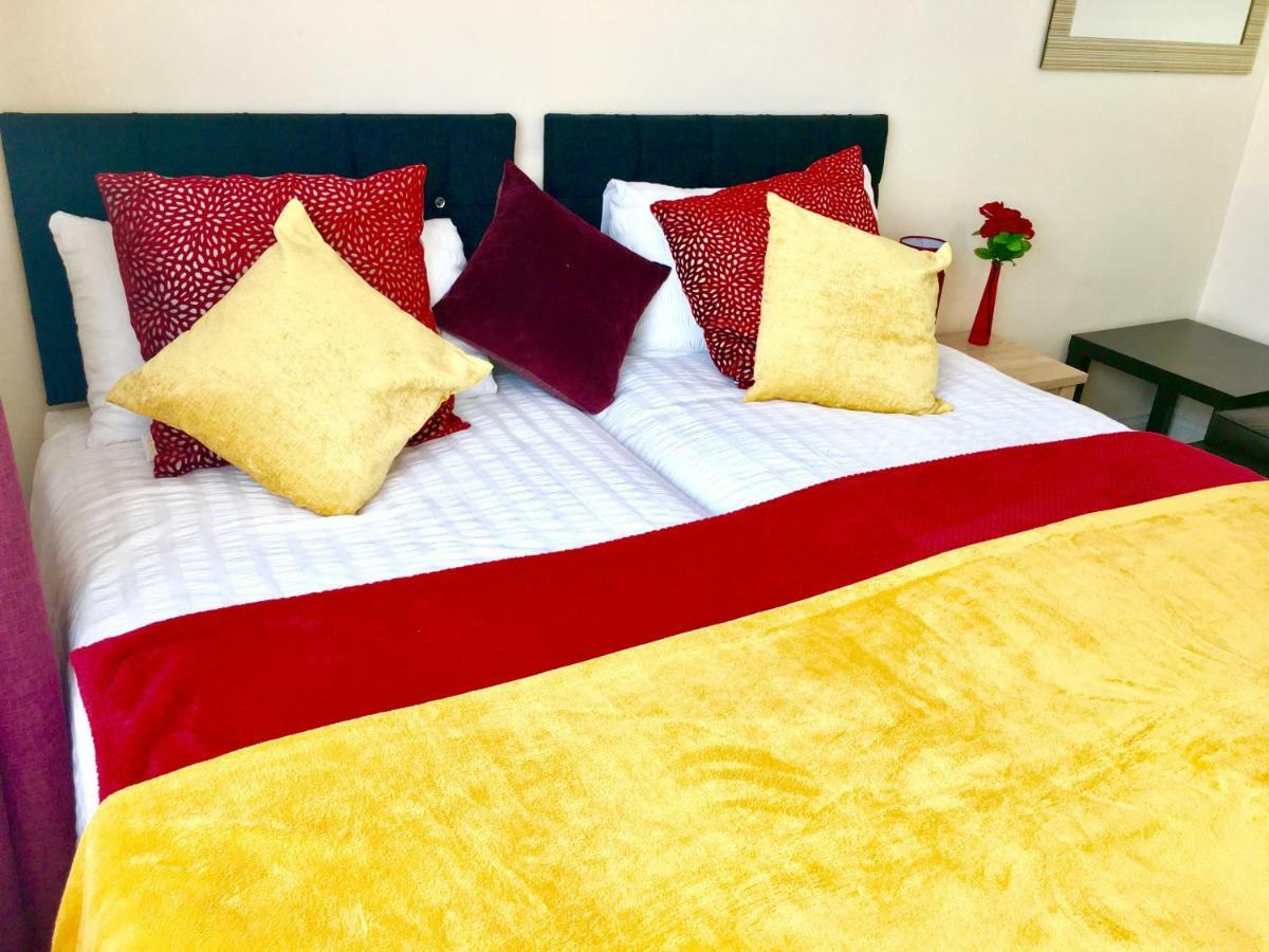 Studio Apartment, Private Bathroom And Parking Ίλφορντ Εξωτερικό φωτογραφία