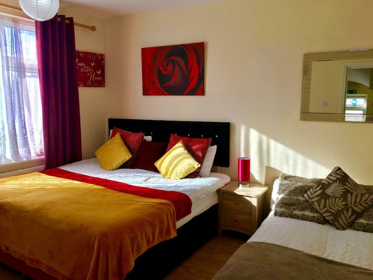 Studio Apartment, Private Bathroom And Parking Ίλφορντ Εξωτερικό φωτογραφία