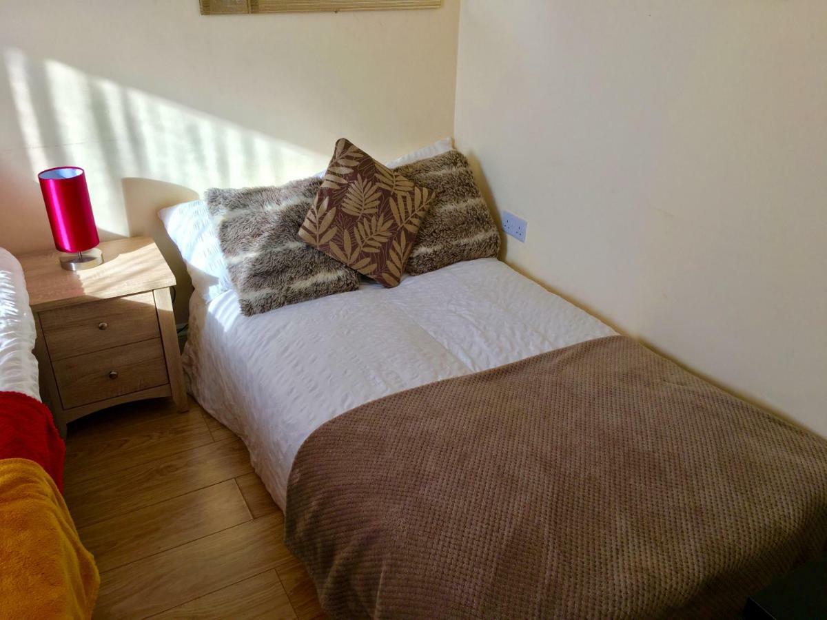 Studio Apartment, Private Bathroom And Parking Ίλφορντ Εξωτερικό φωτογραφία